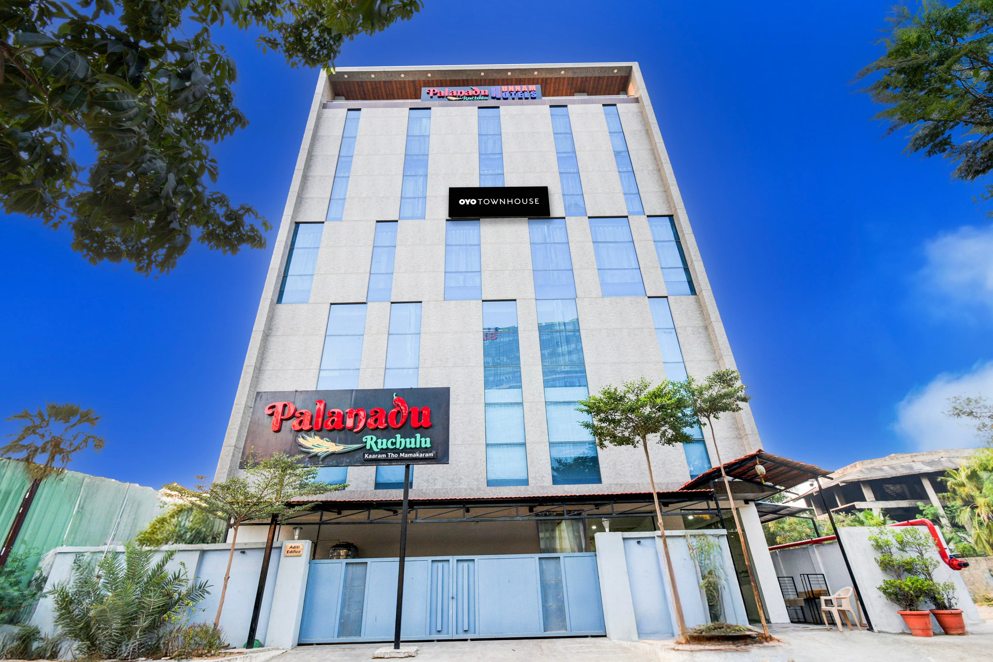 Super Townhouse Unnam hotels backside of Tabala Rasa Pub, financial district - Tap to explore photos