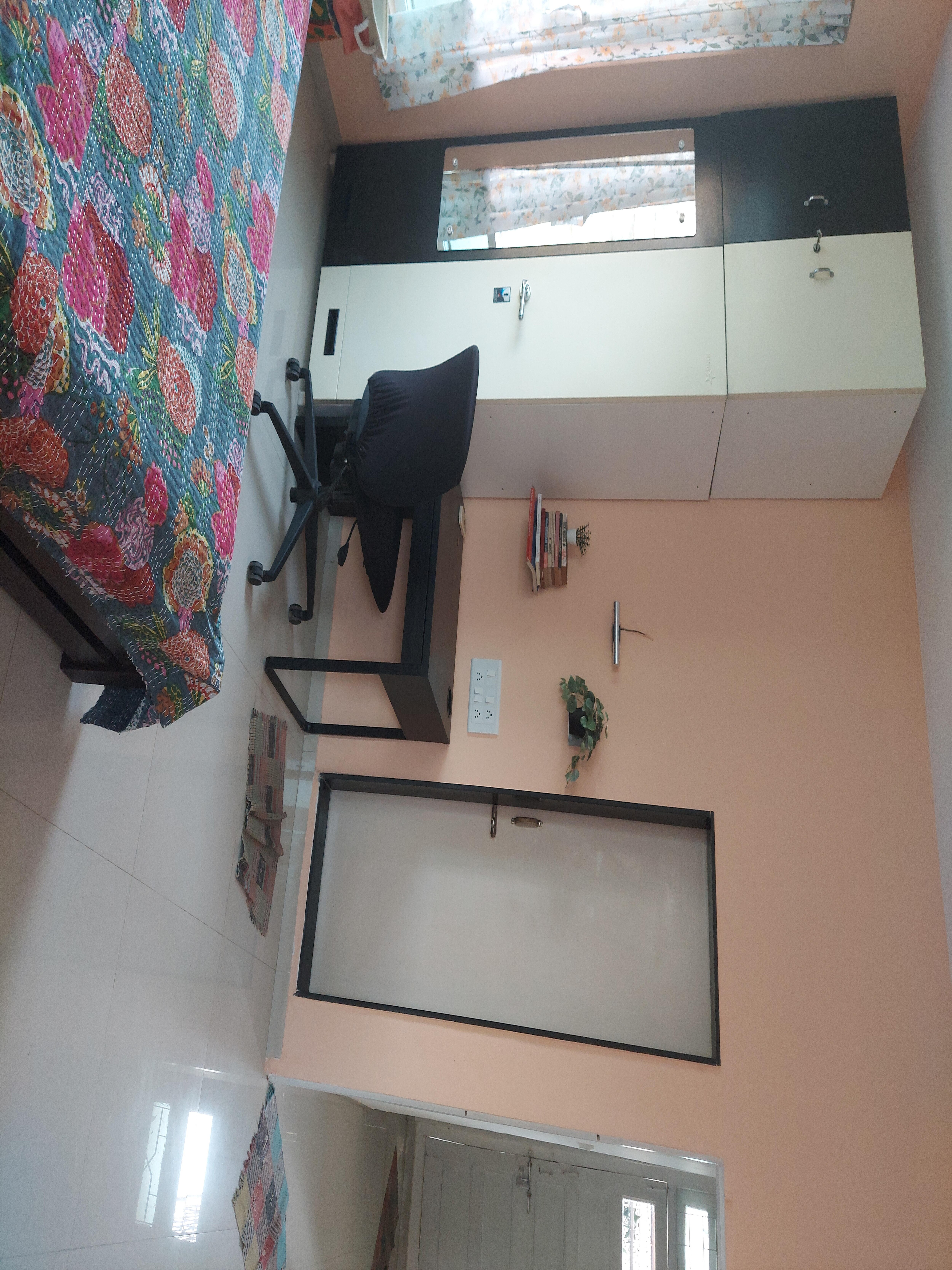 Cosy corner with peaceful vibes in Dadar - Tap to explore photos