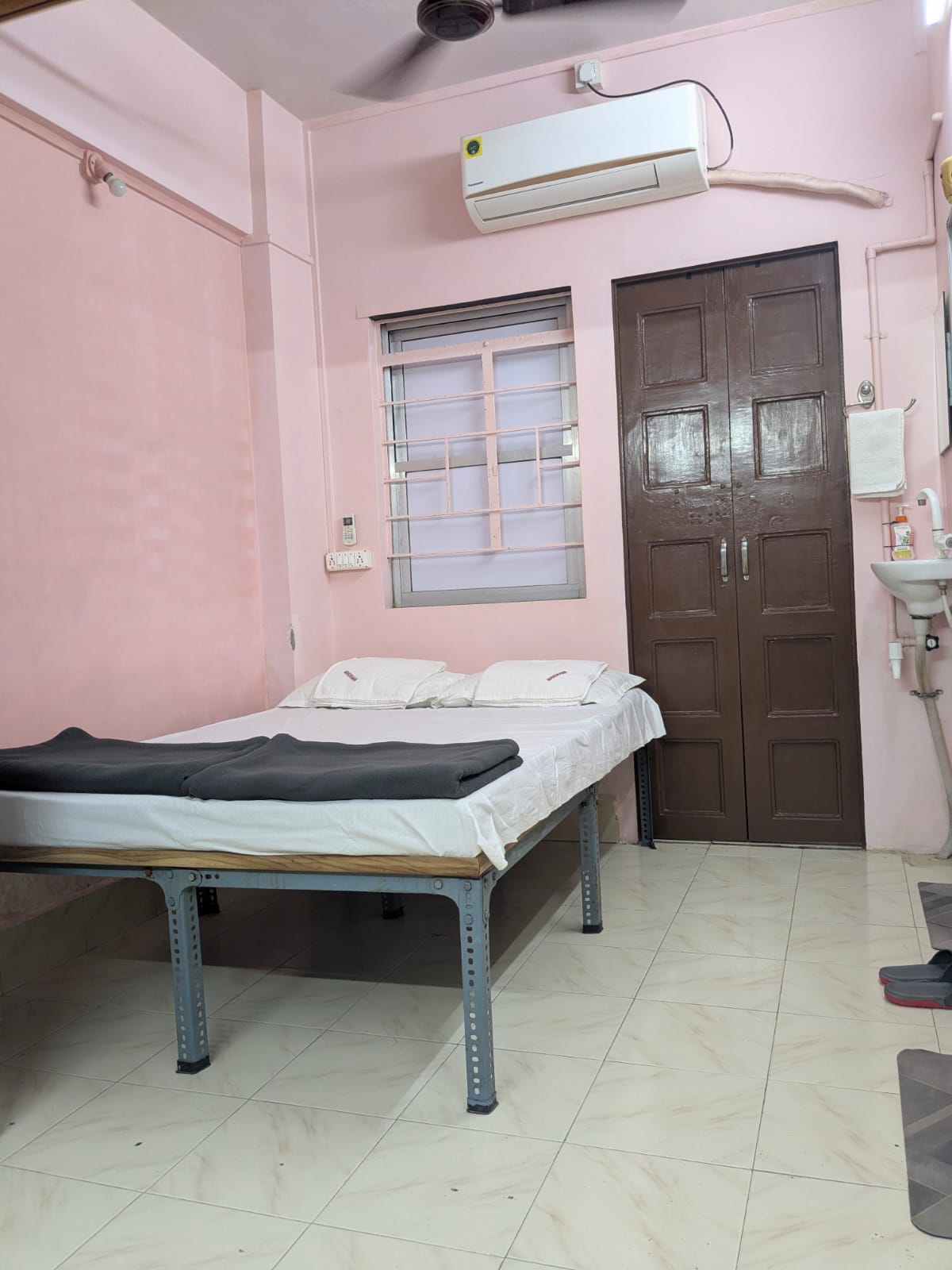 24/7 Private Entrance AC Room on Ground Floor with attach bathroom Near Shivaji Park - Tap to explore photos