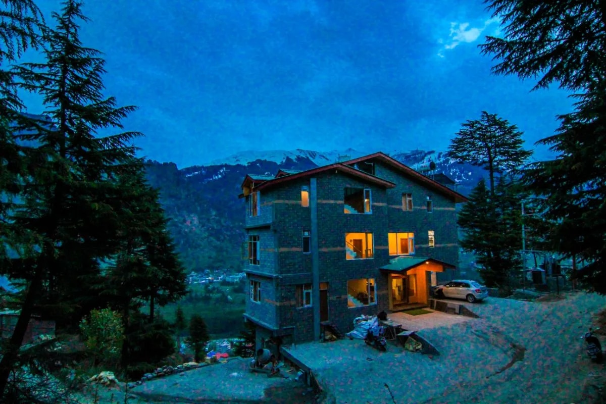 HighQ Manali - Tap to explore photos