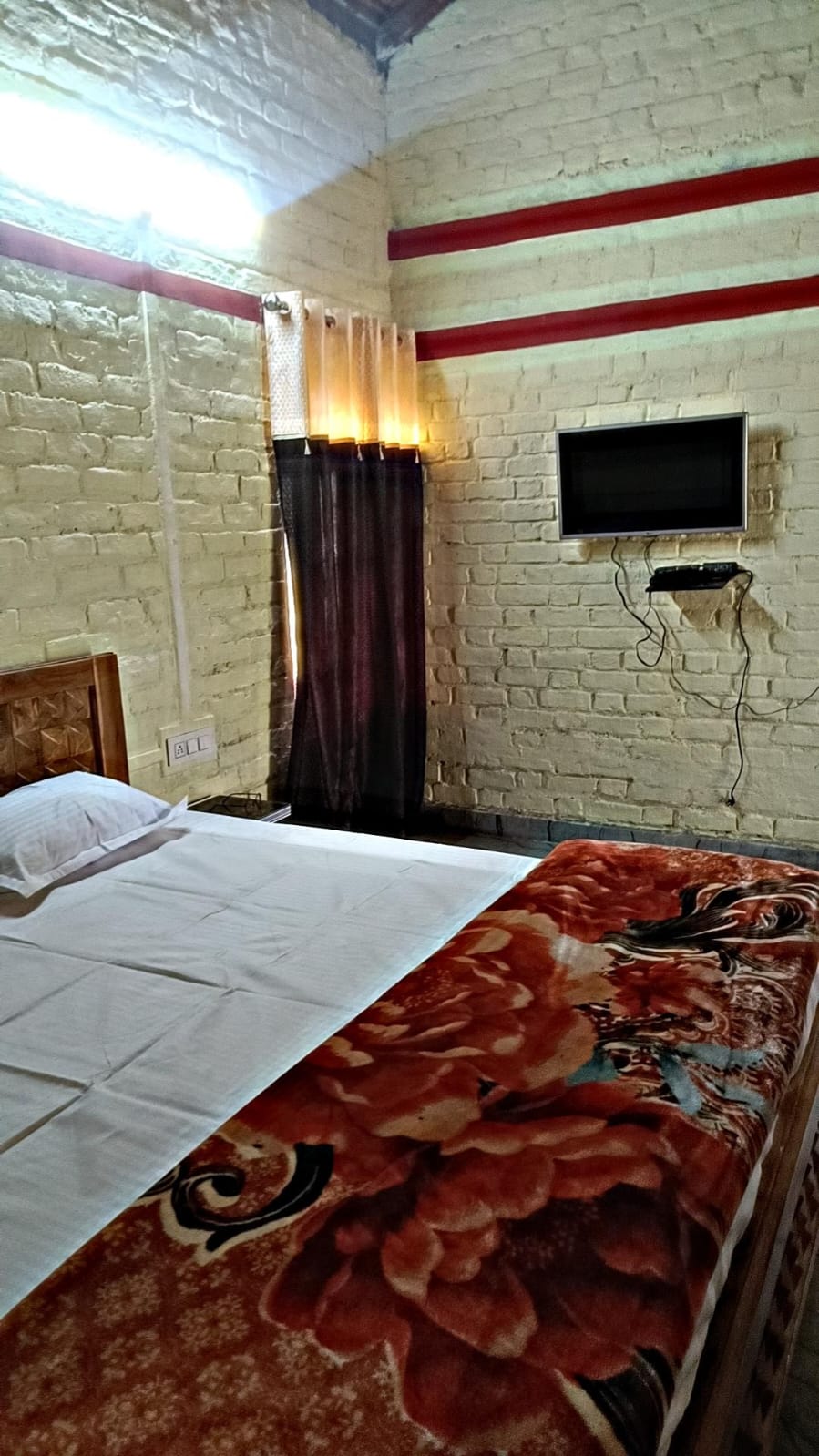 Madhav hill view homestay laadpura orchha - Tap to explore photos