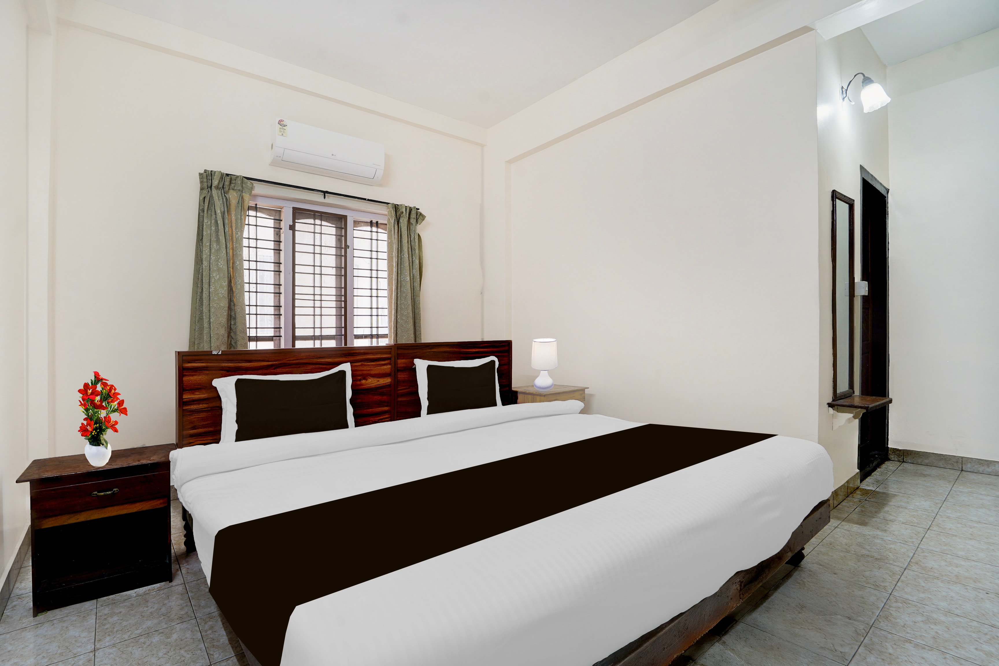 Super Hotel O Pathanamthitta Near Mahatma Gandhi Statue - Tap to explore photos