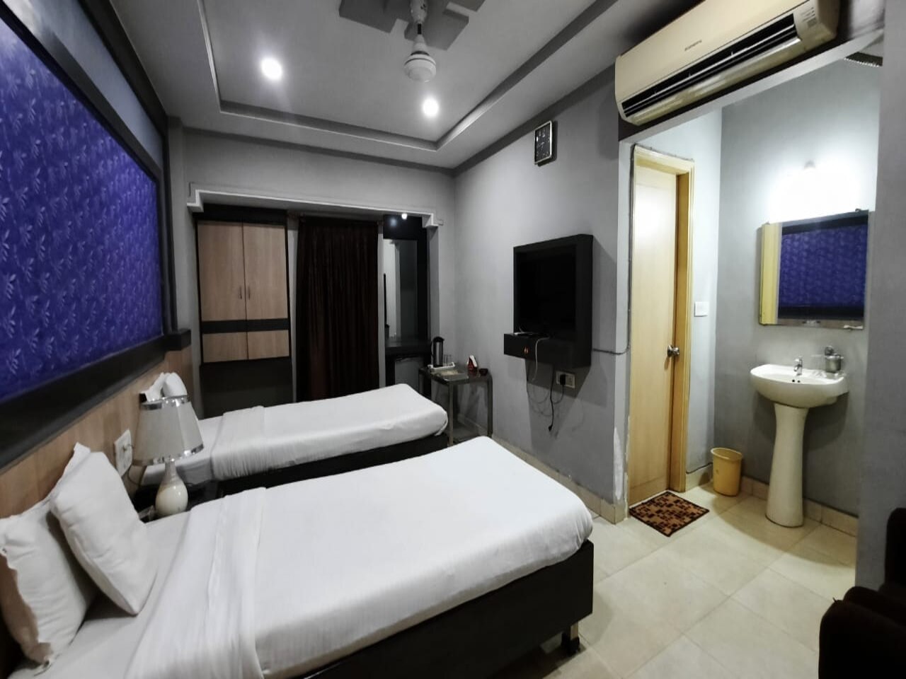 Hotel Sun-Om @ Raipur Railway Station - Tap to explore photos