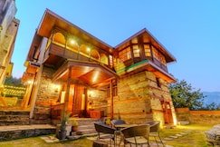 Old World Orchard Retreat I 4BR in Kotkhai by Homeyhuts, Theog