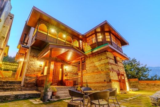 Old World Orchard Retreat I 4BR in Kotkhai by Homeyhuts