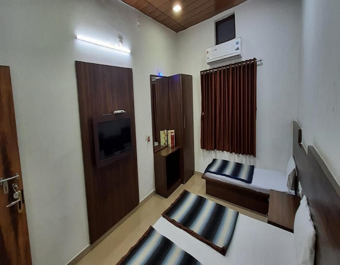 StayApart - Hotel Mooljis Mount Abu - Tap to explore photos