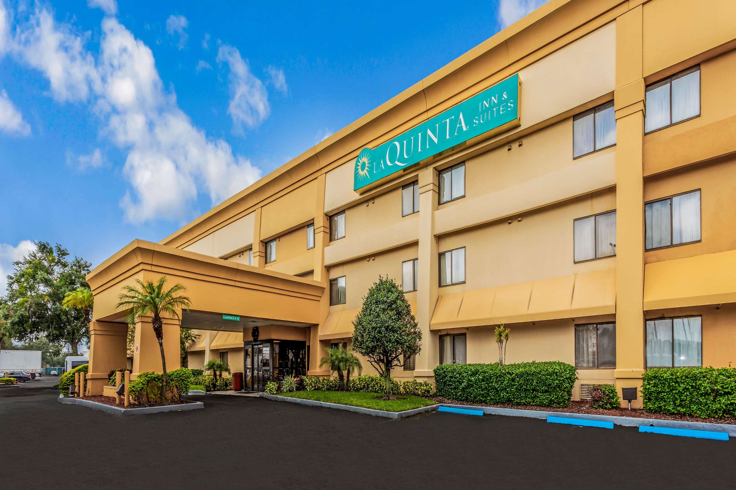 La Quinta Inn & Suites by Wyndham Orlando South - Tap to explore photos