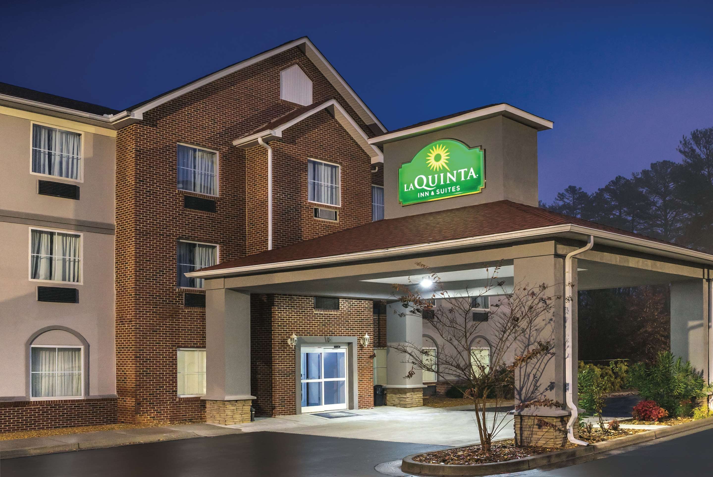 La Quinta Inn & Suites by Wyndham Rome - Tap to explore photos