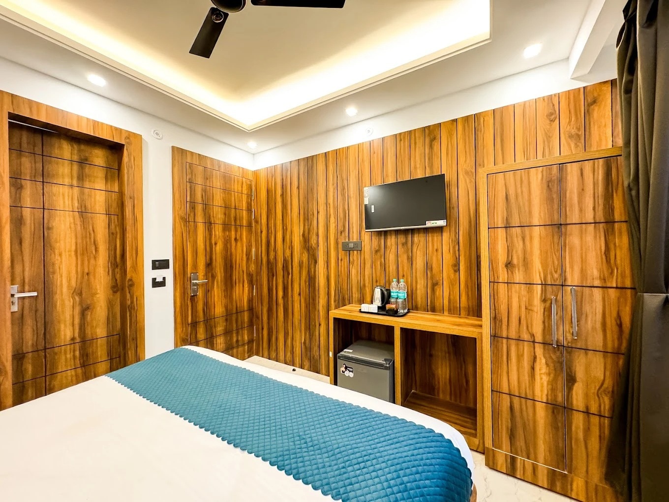 Hotel Vaidik Ganga Near Parmarth Niketan - Tap to explore photos