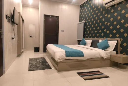 FabHotel Om Sai Residency