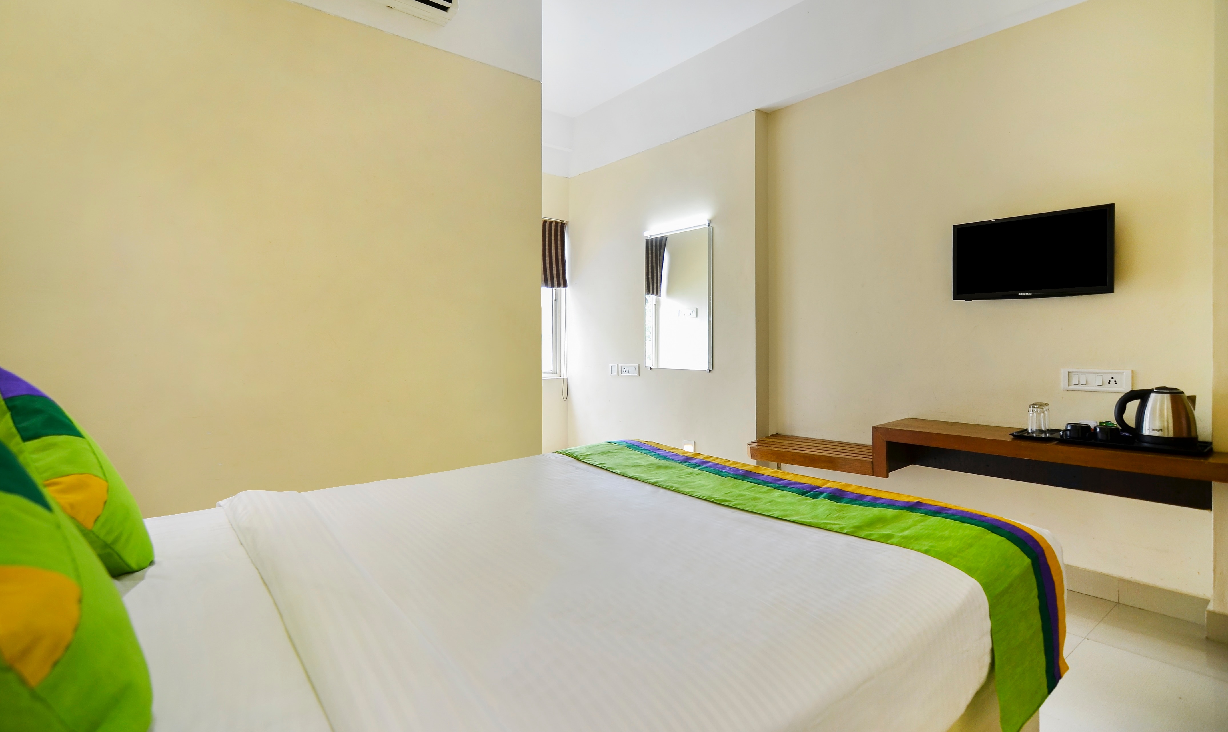 Itsy Hotels Platinum Inn - Tap to explore photos