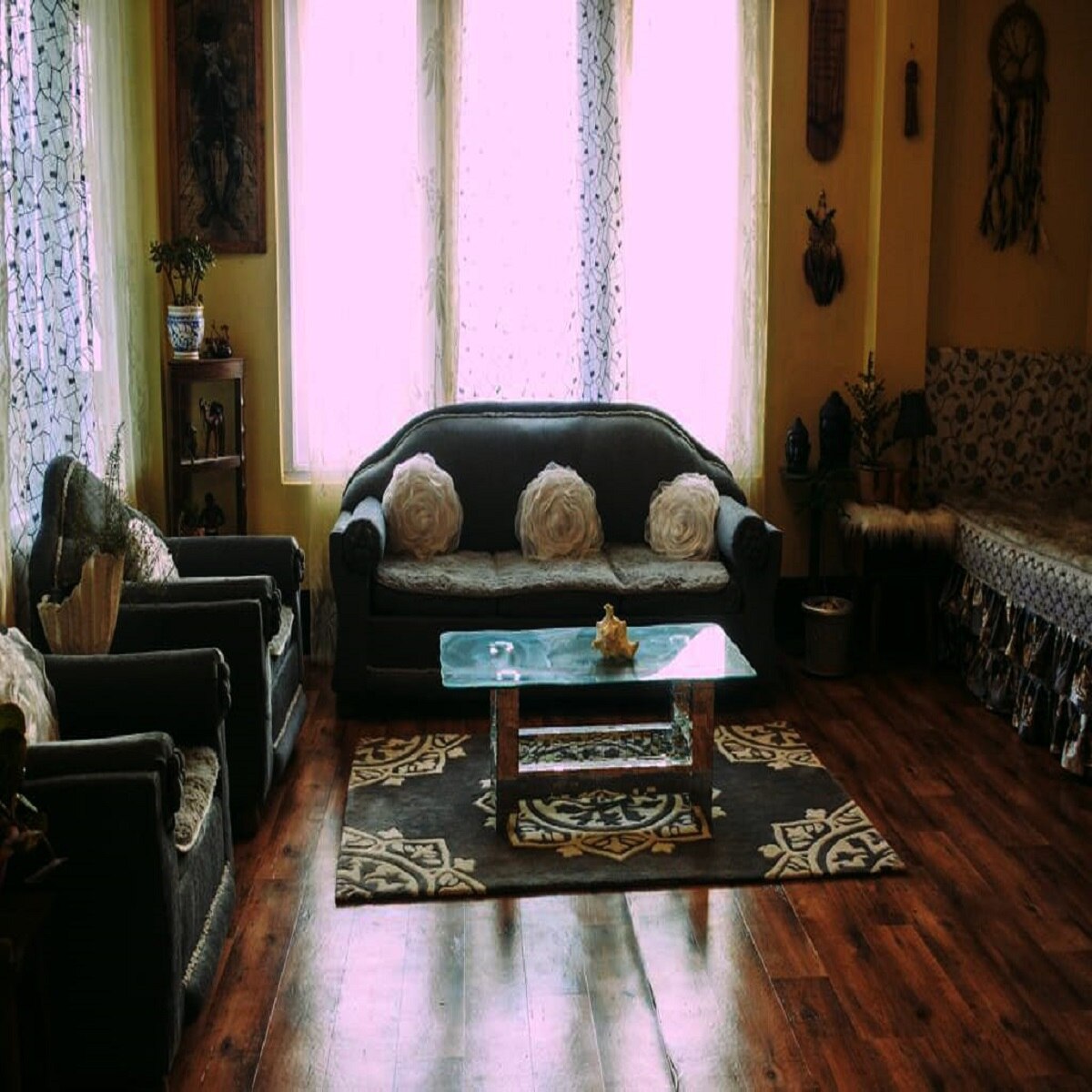 Hidden Heaven Service Apartment - Tap to explore photos