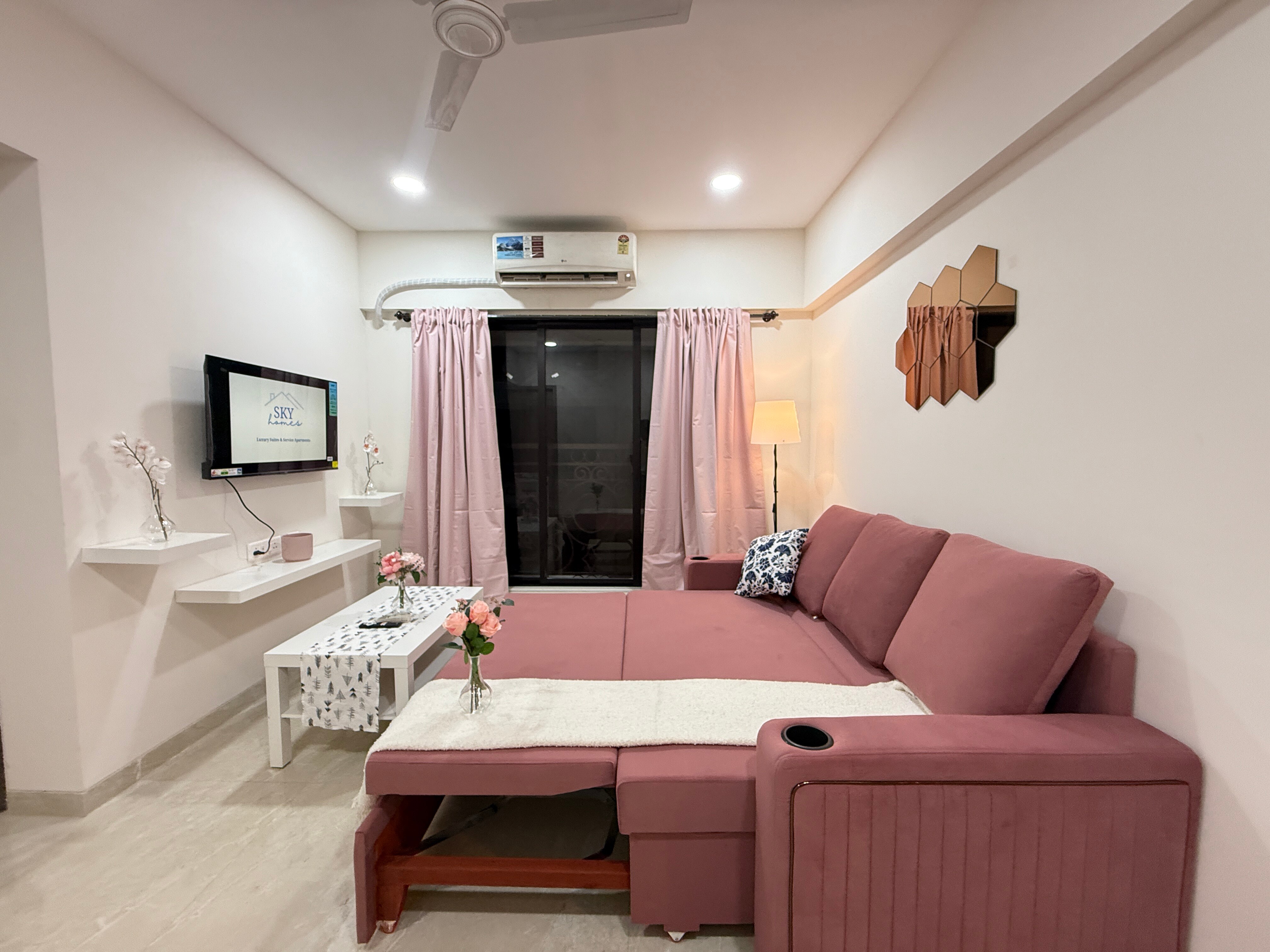 Cozy 1.5 BHK Apartment Near Mumbai Airport - Tap to explore photos