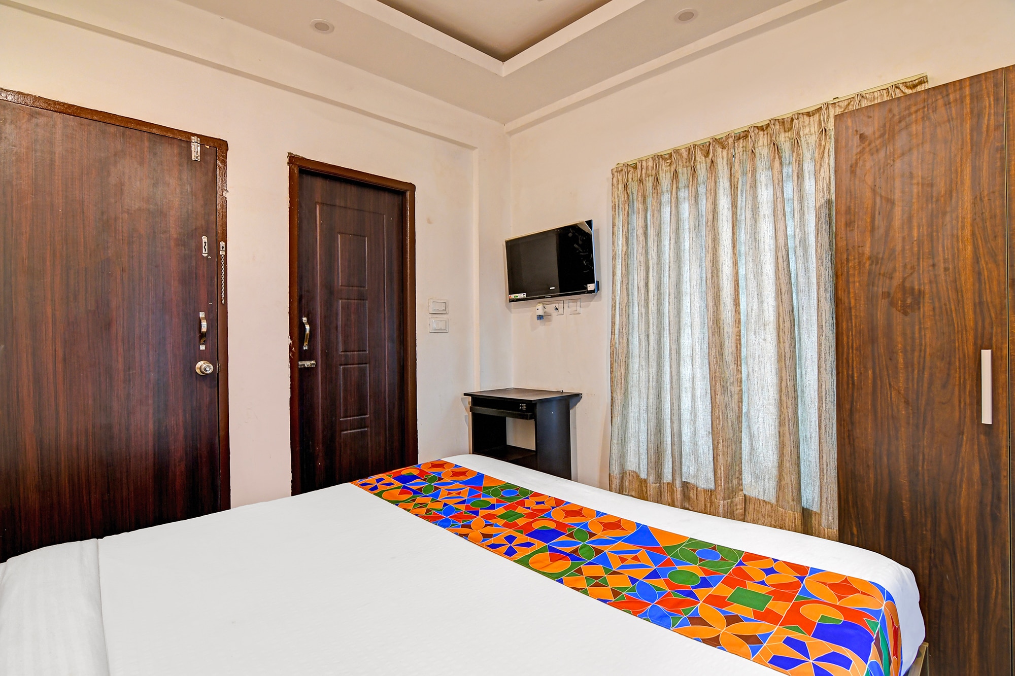FabHotel 85 The Seven Wonders - Near CNCI hospital biswbangla gate - Tap to explore photos