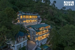 StayVista at Chapter 4 @ The Ever House w/ Outdoor Heated pool, Kasauli