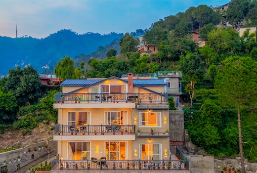 ELIVAAS Konifer Rosewood | Hillside Attic Room With Balcony & Outdoor Seating