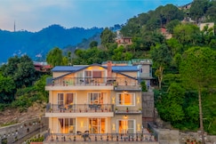 ELIVAAS Konifer Rosewood | Hillside Attic Room With Balcony & Outdoor Seating, Kasauli