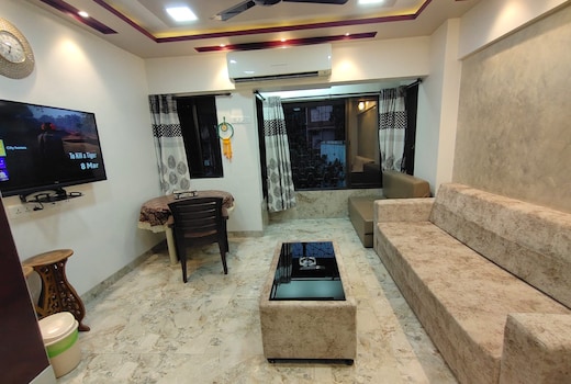 Cozy Furnished Apartment, One Block from the Ocean