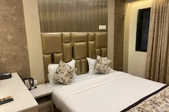 Hotel Royal Plaza, Warora