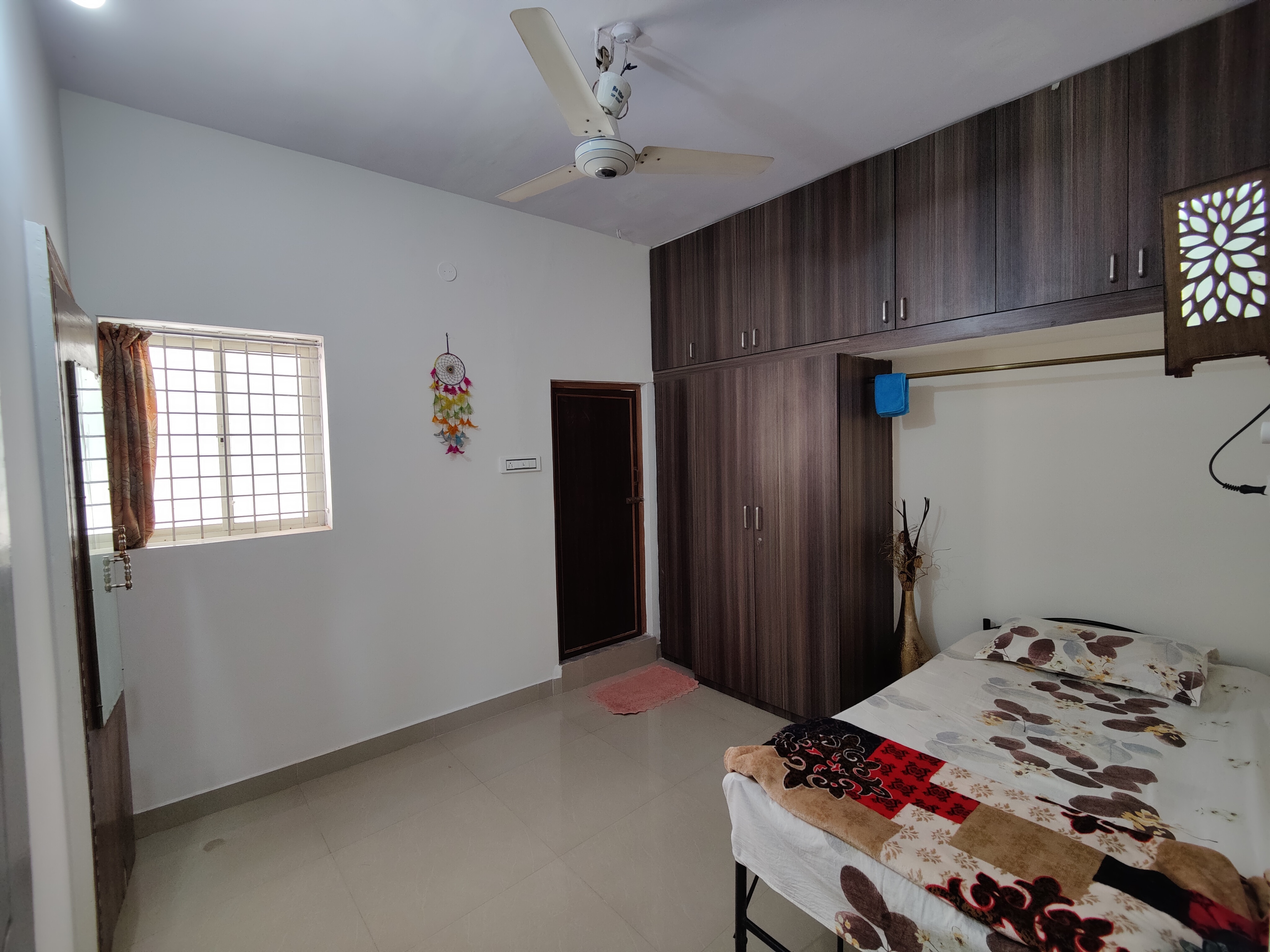 Comfy 2-bedroom House in Sanjaynagar, Bengaluru - Tap to explore photos
