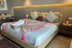 Orchid Stays Cozy Luxury Studio w Aravalli View, Gurgaon