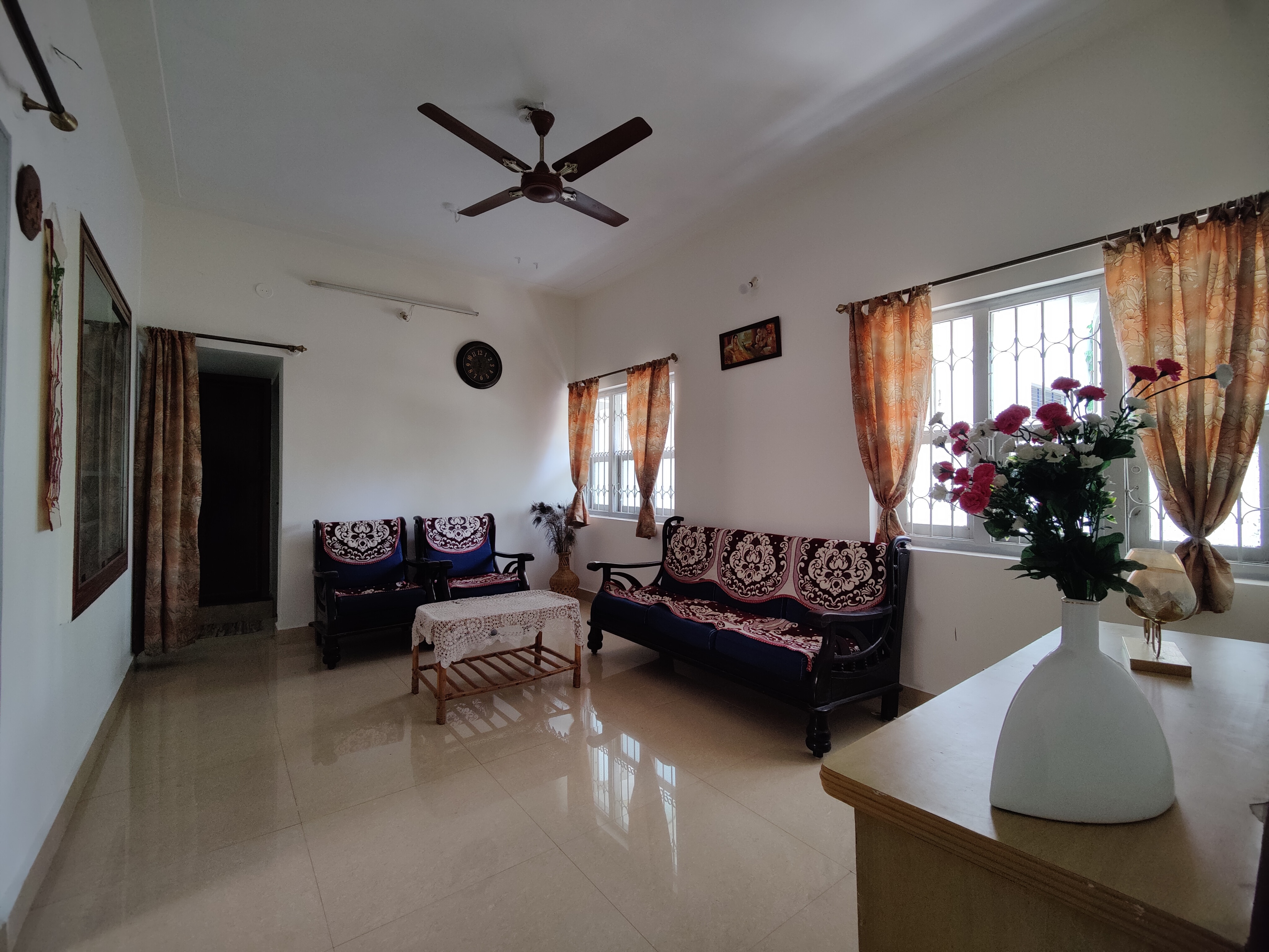 Comfy 2-bedroom House in Sanjaynagar, Bengaluru - Tap to explore photos