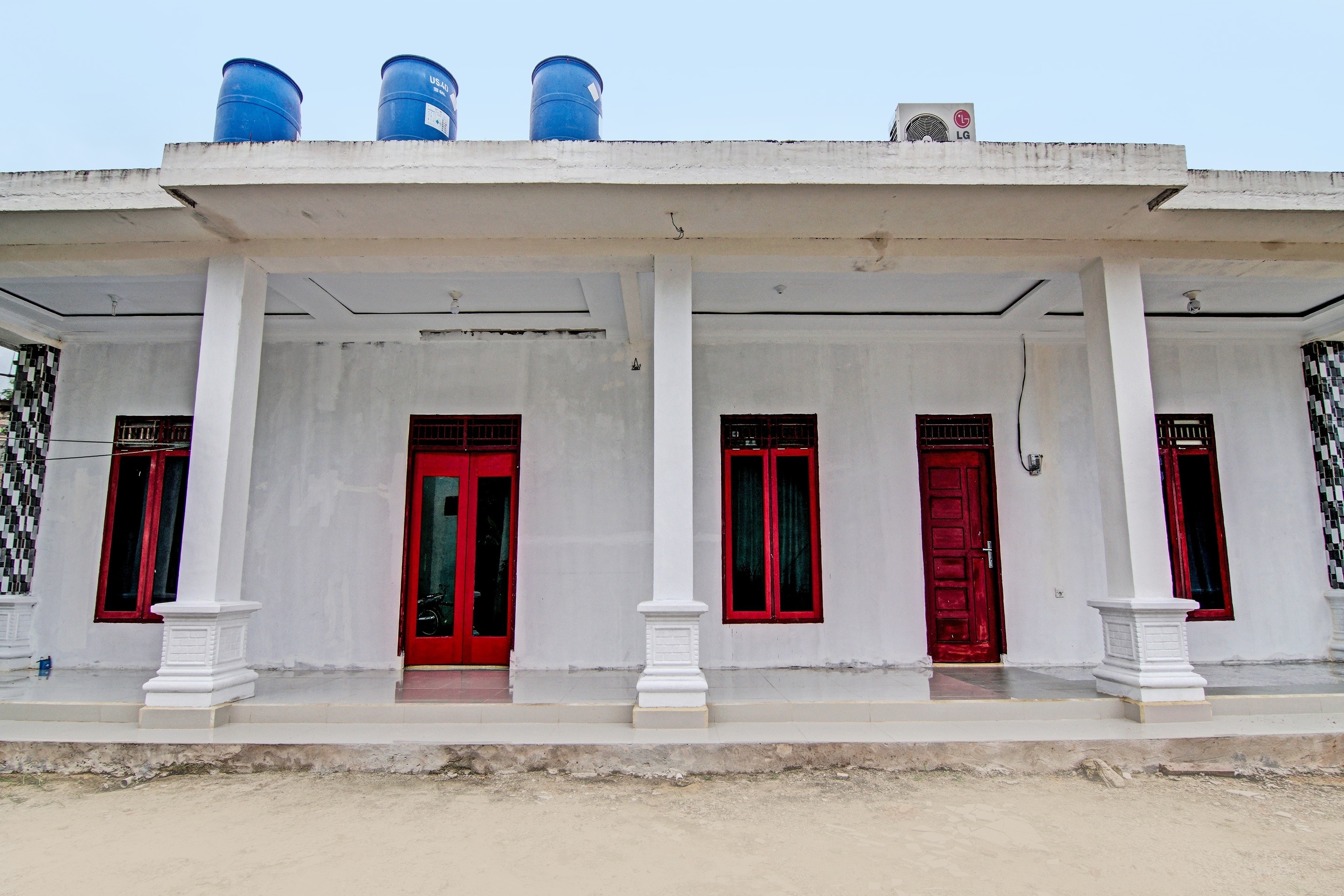 Hotel O Wisma Cendana Syariah Near PASAR FLAMBOYAN - Tap to explore photos