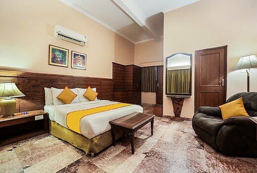 FabHotel The Dayal - 2.4 kms from Delhi Gate, 5 kms from Agra Fort