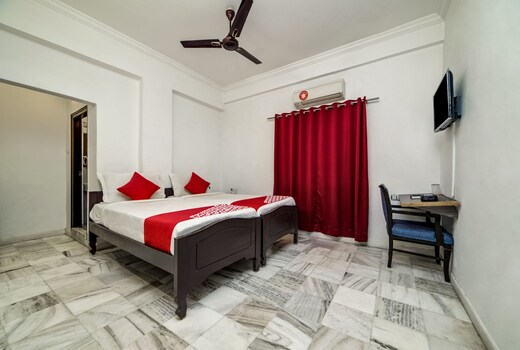 Hotel O JNTU college Near LULU mall, KPHB Colony.
