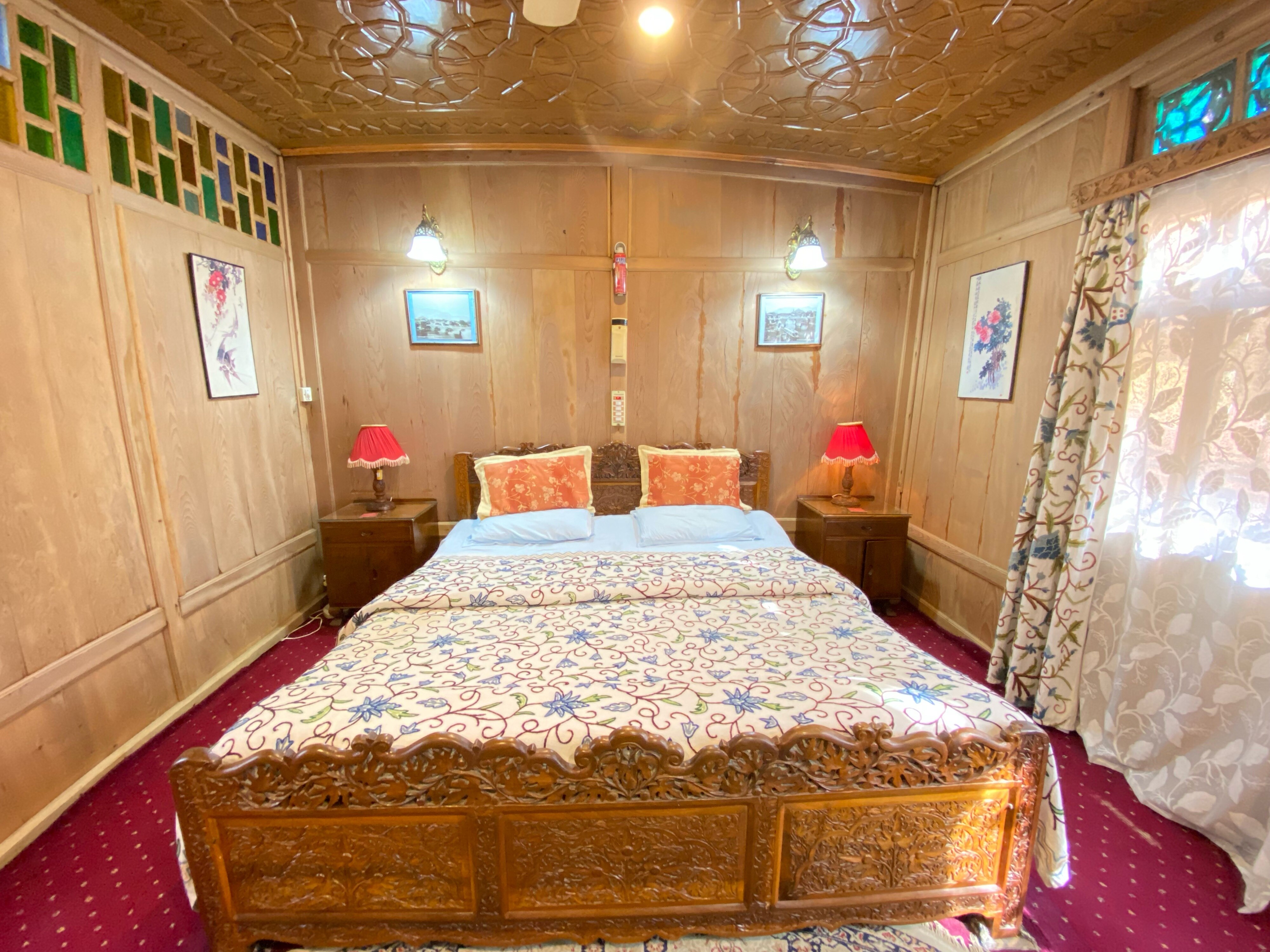 Houseboat New Raisine - Tap to explore photos