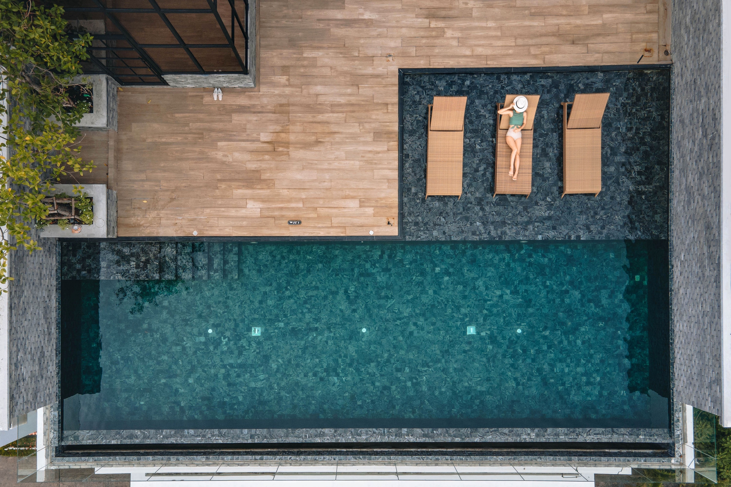 The Coach Hotel Sukhumvit - Asok BTS Bangkok - Tap to explore photos