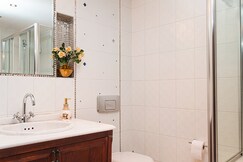 Alzer Hotel Special Class, Adalar