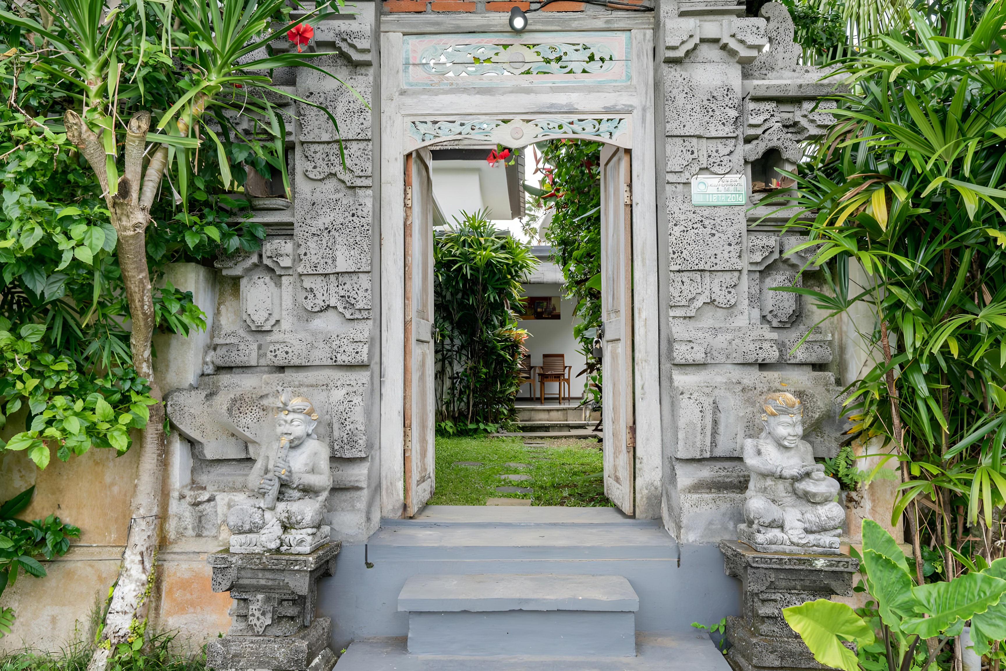 Nirvana Villa Near Sacred Monkey Forest - Tap to explore photos
